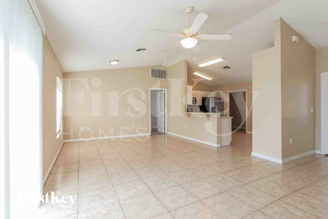8189 Oakhurst Blvd - Photo 3 of 17