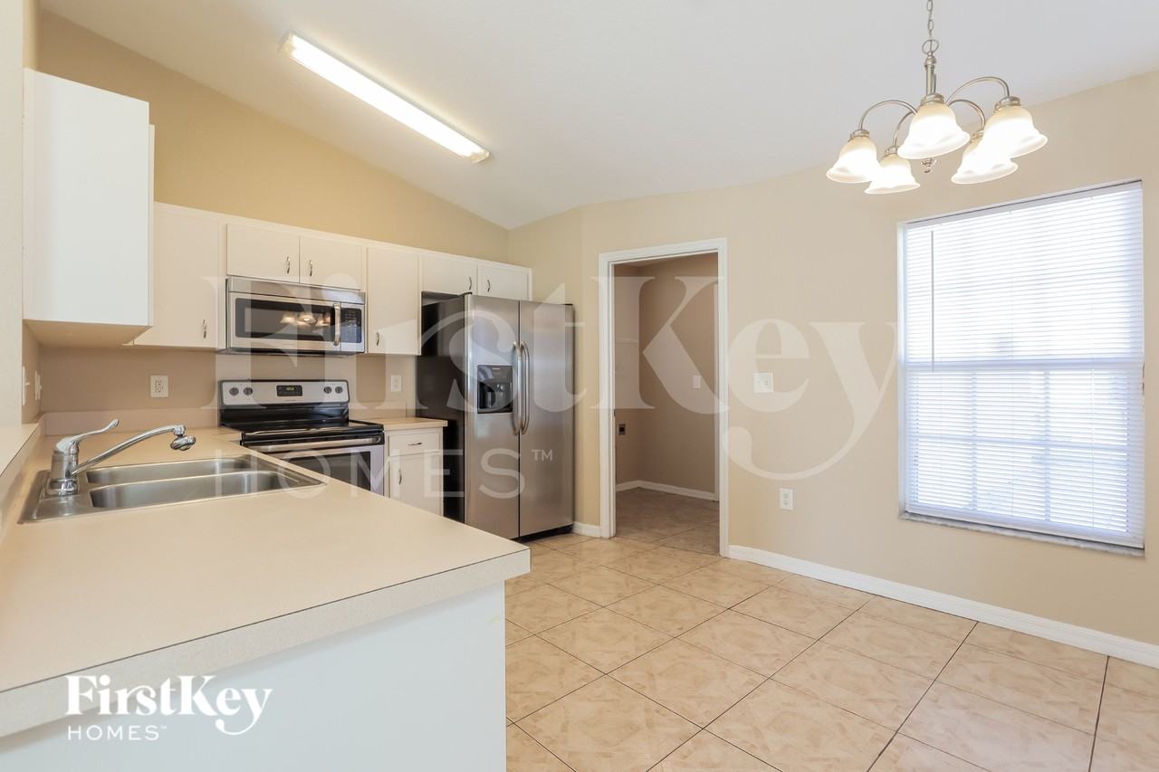 8189 Oakhurst Blvd - Photo 4 of 17