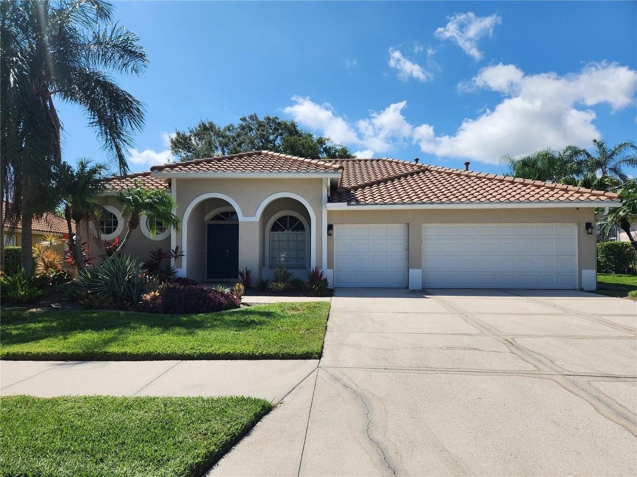 5274 Far Oak Cir - Photo 2 of 31