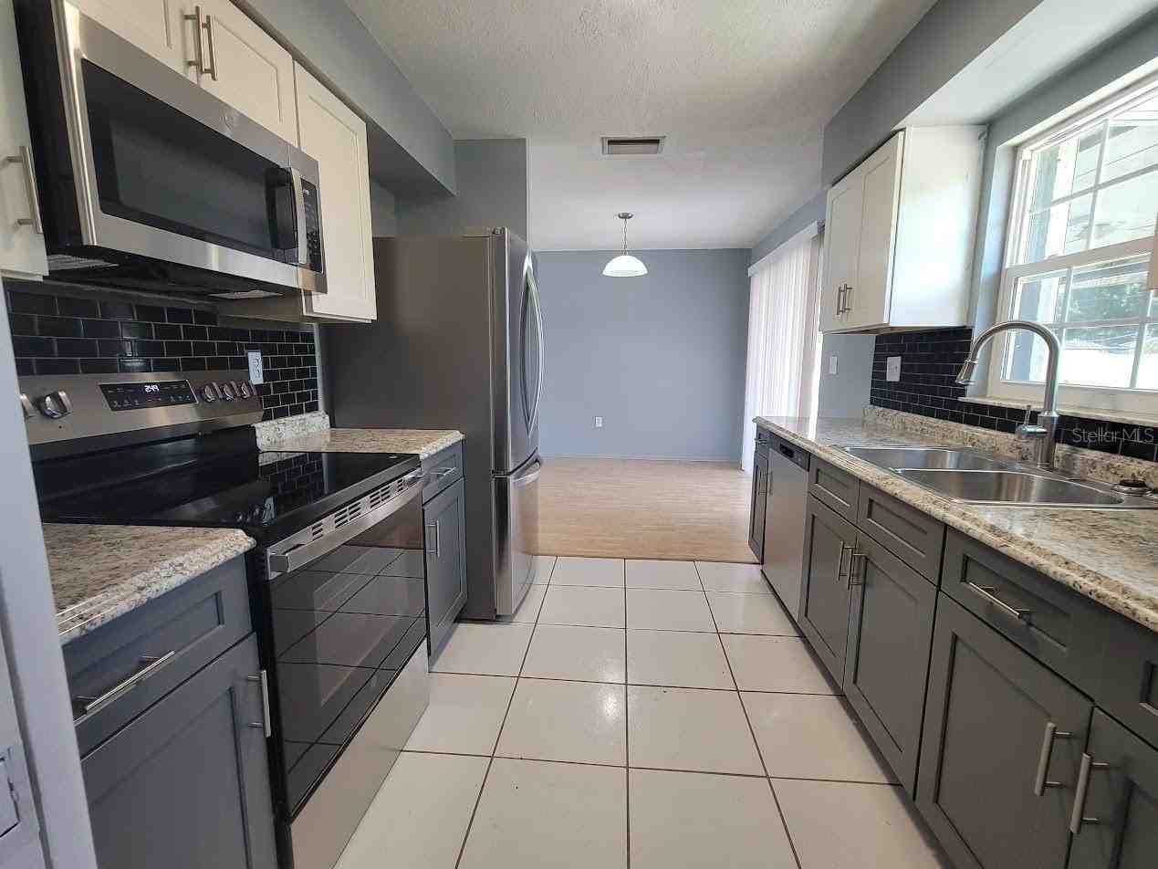 22329 Niagara Ave - Photo 2 of 24
