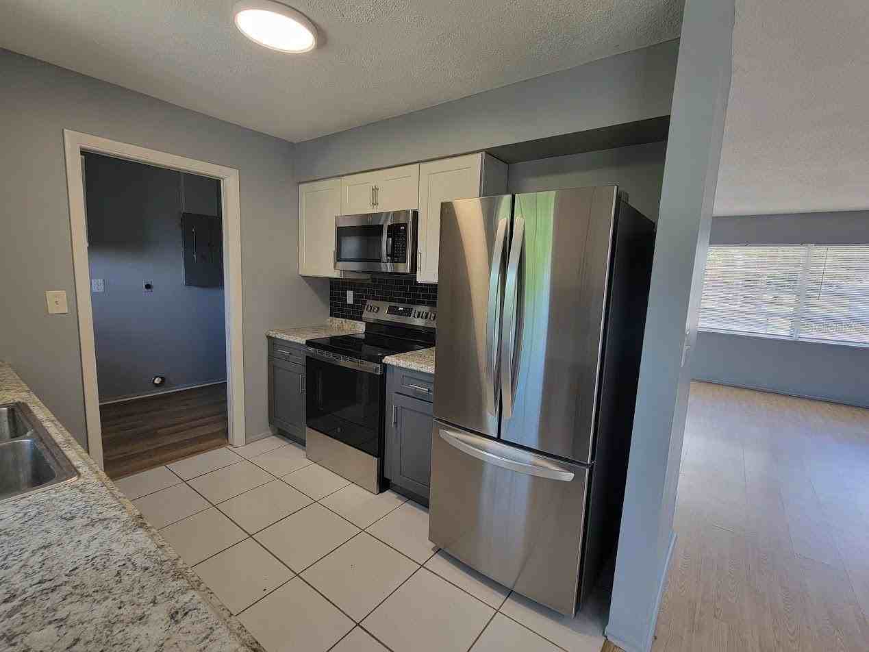 22329 Niagara Ave - Photo 3 of 24