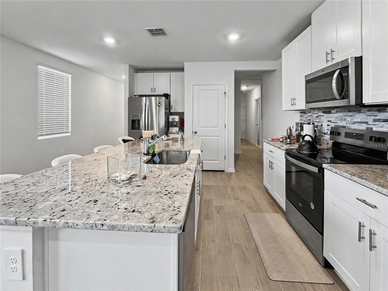 137 Whiteland Bnd - Photo 4 of 26