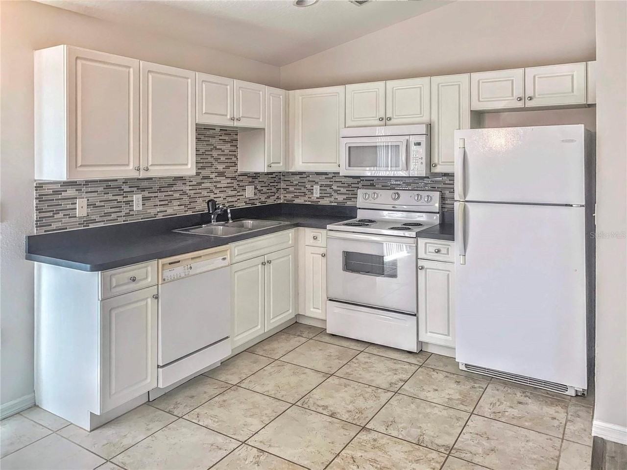 5440 Kensington St - Photo 4 of 9