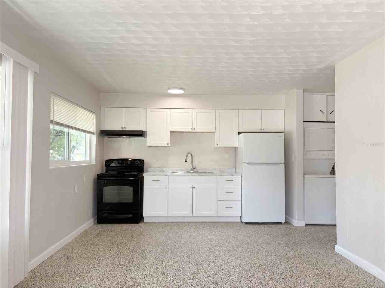 219 21st St E #B - Photo 3 of 13