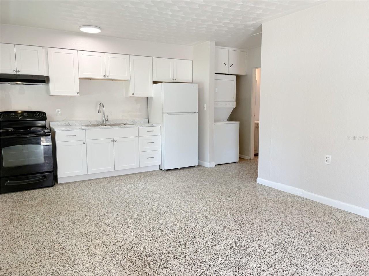 219 21st St E #B - Photo 4 of 13