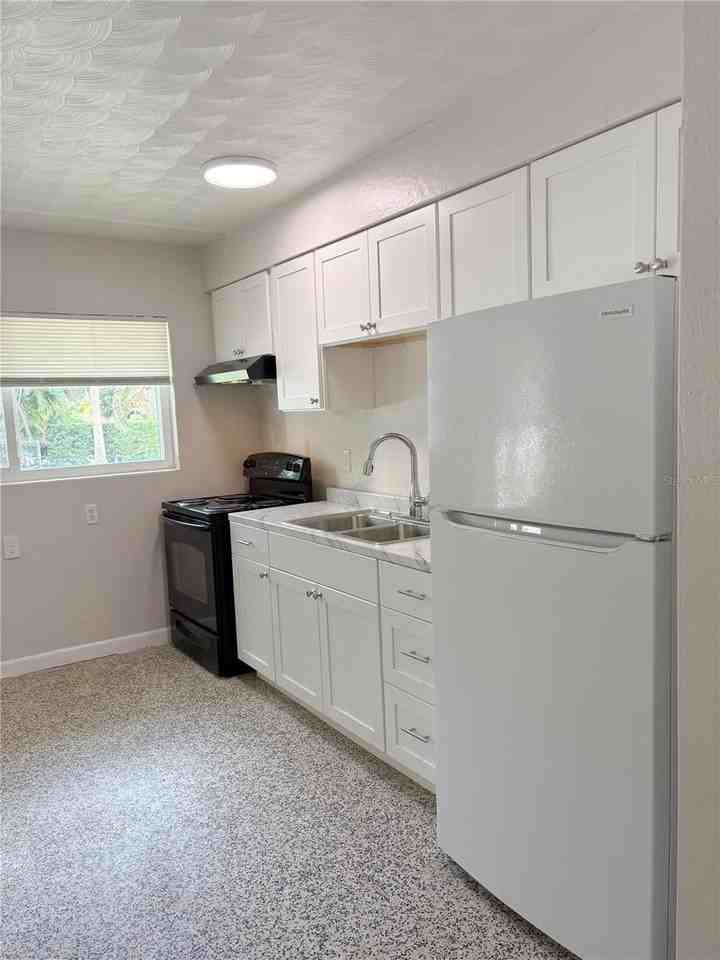 219 21st St E #B - Photo 6 of 13