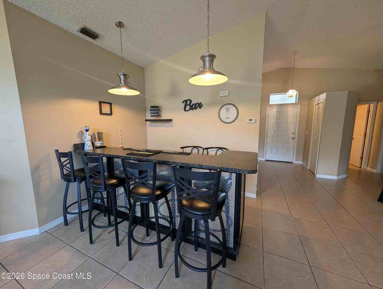 880 Villa Dr - Photo 4 of 15
