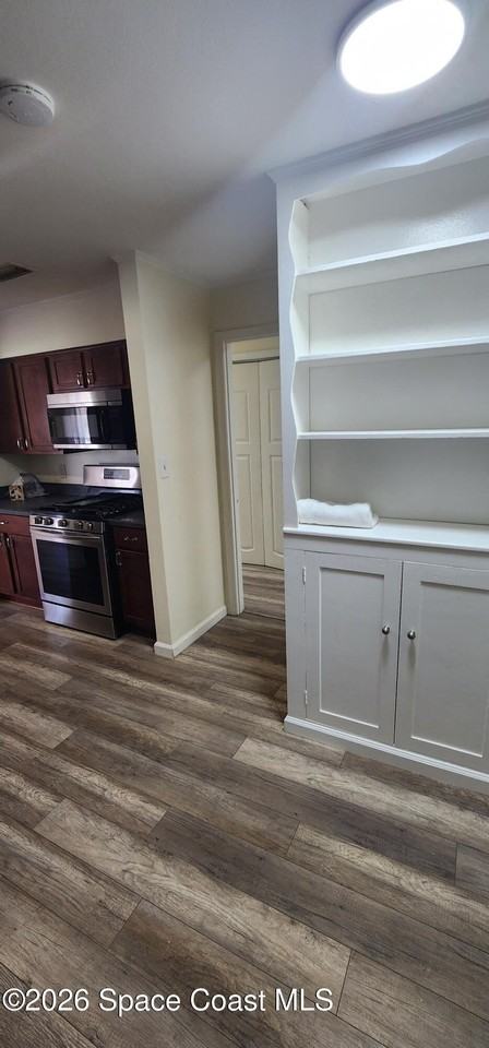 570 Capri Rd - Photo 4 of 27