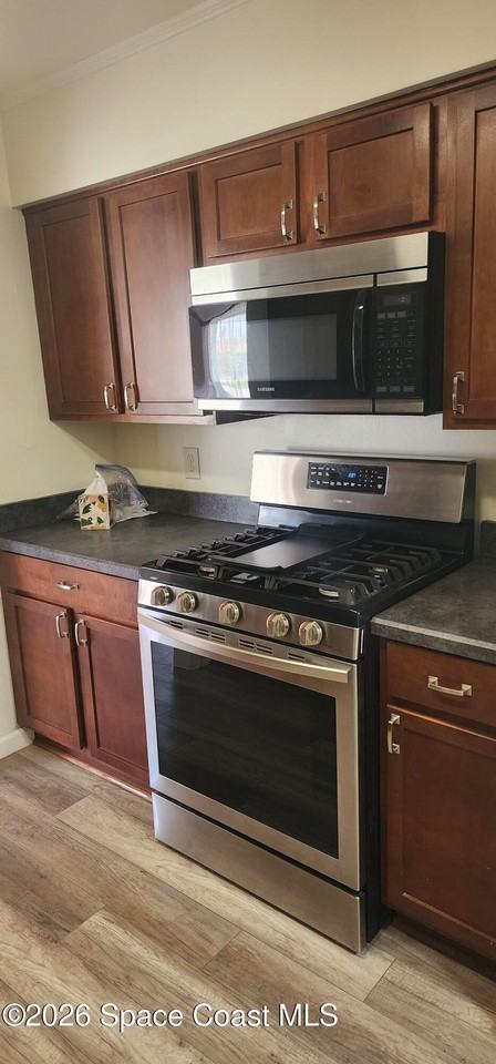 570 Capri Rd - Photo 5 of 27