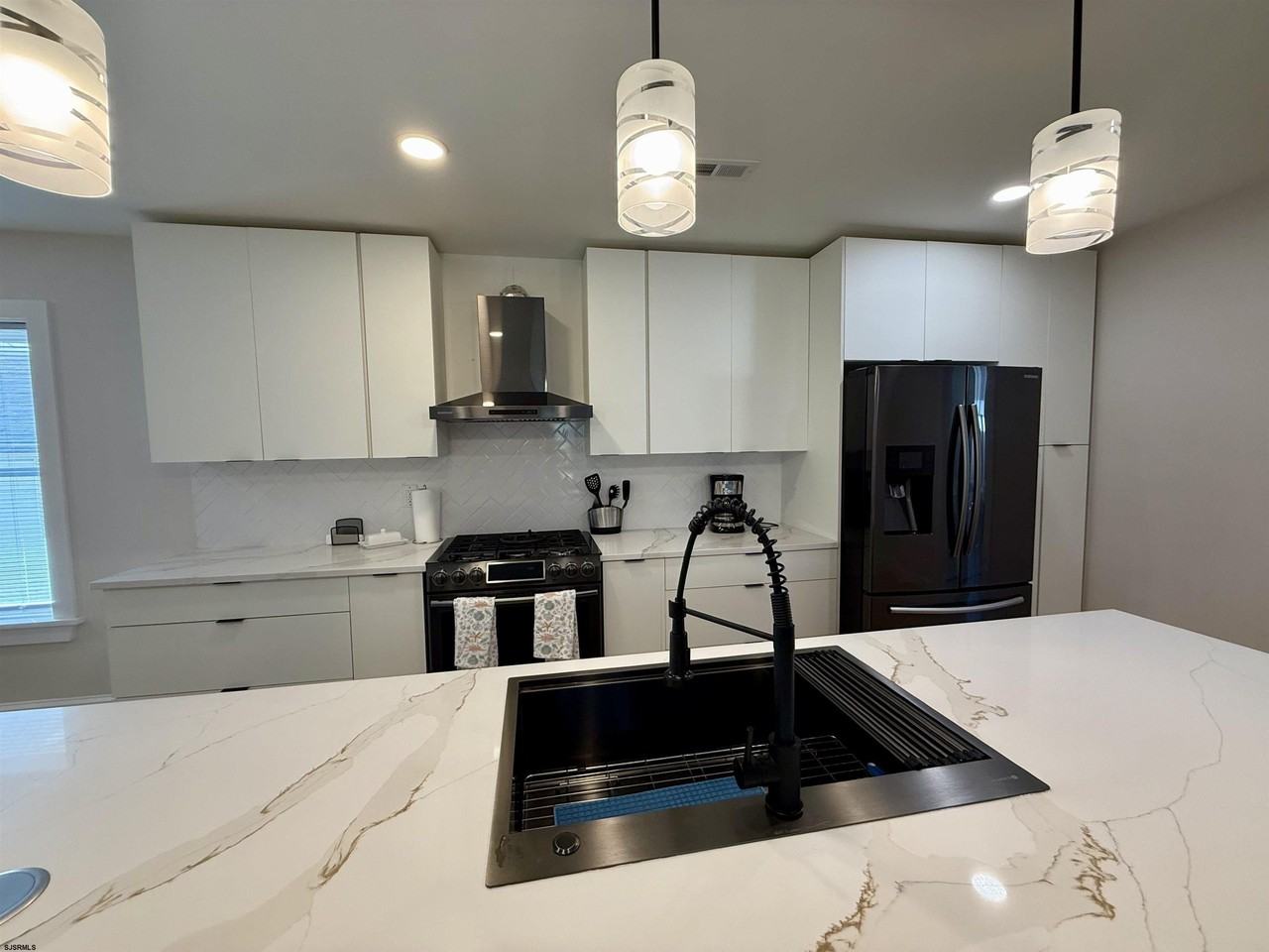 216 N Dorset Ave #2 - Photo 7 of 32