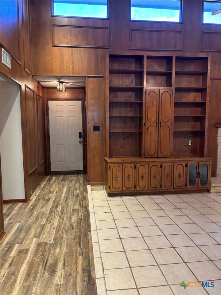 202 Sherwood Dr - Photo 3 of 19