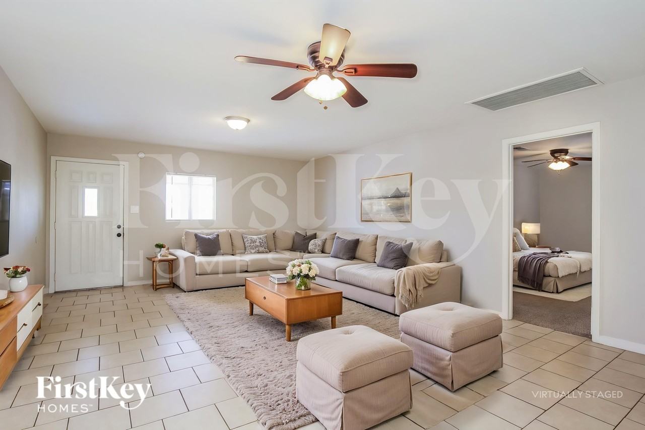 2907 E Michelle Dr - Photo 4 of 19