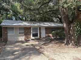featured image of 2922 Oakwood Dr
