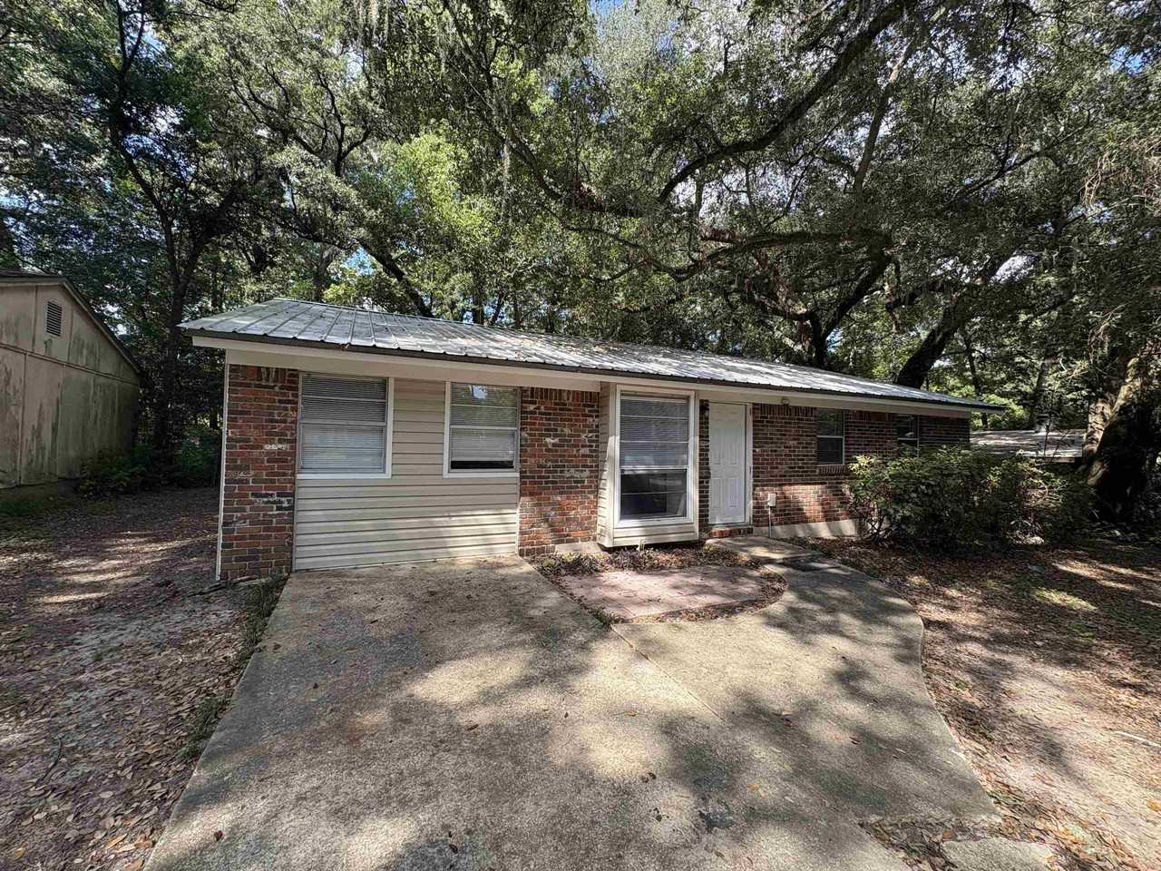 2922 Oakwood Dr - Photo 2 of 34