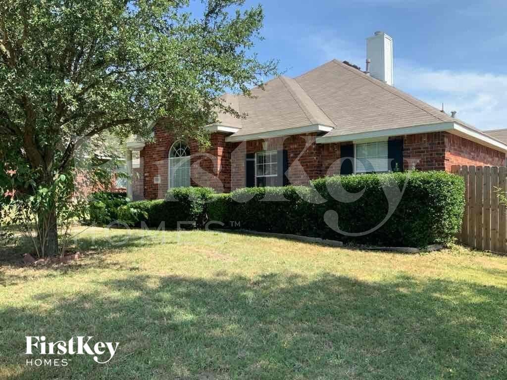 1933 Cochran Dr - Photo 2 of 19