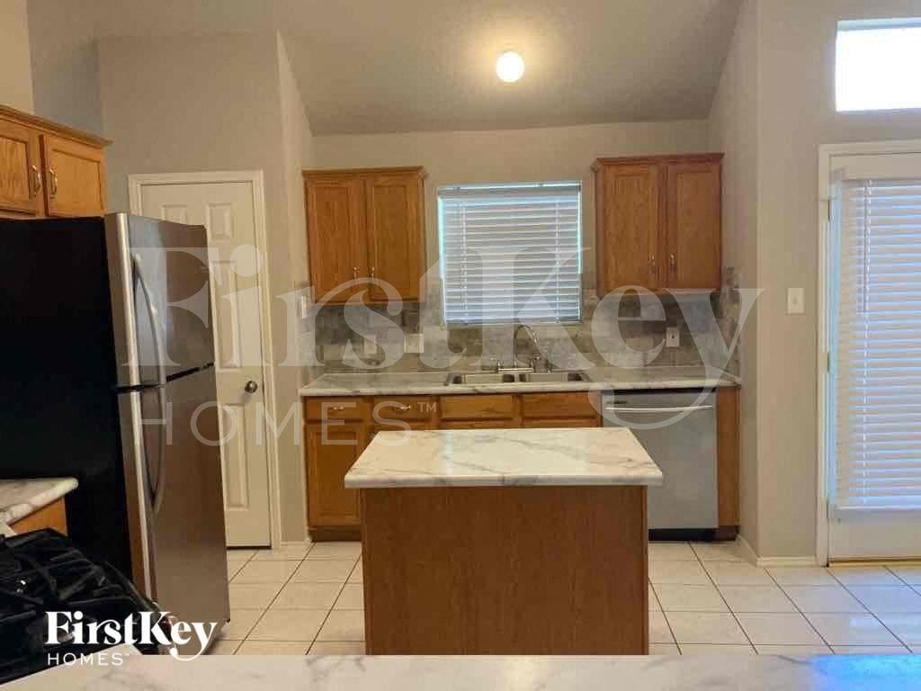 1933 Cochran Dr - Photo 3 of 19