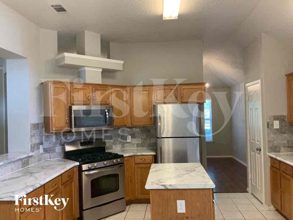 1933 Cochran Dr - Photo 4 of 19