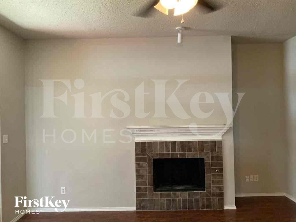 1933 Cochran Dr - Photo 5 of 19