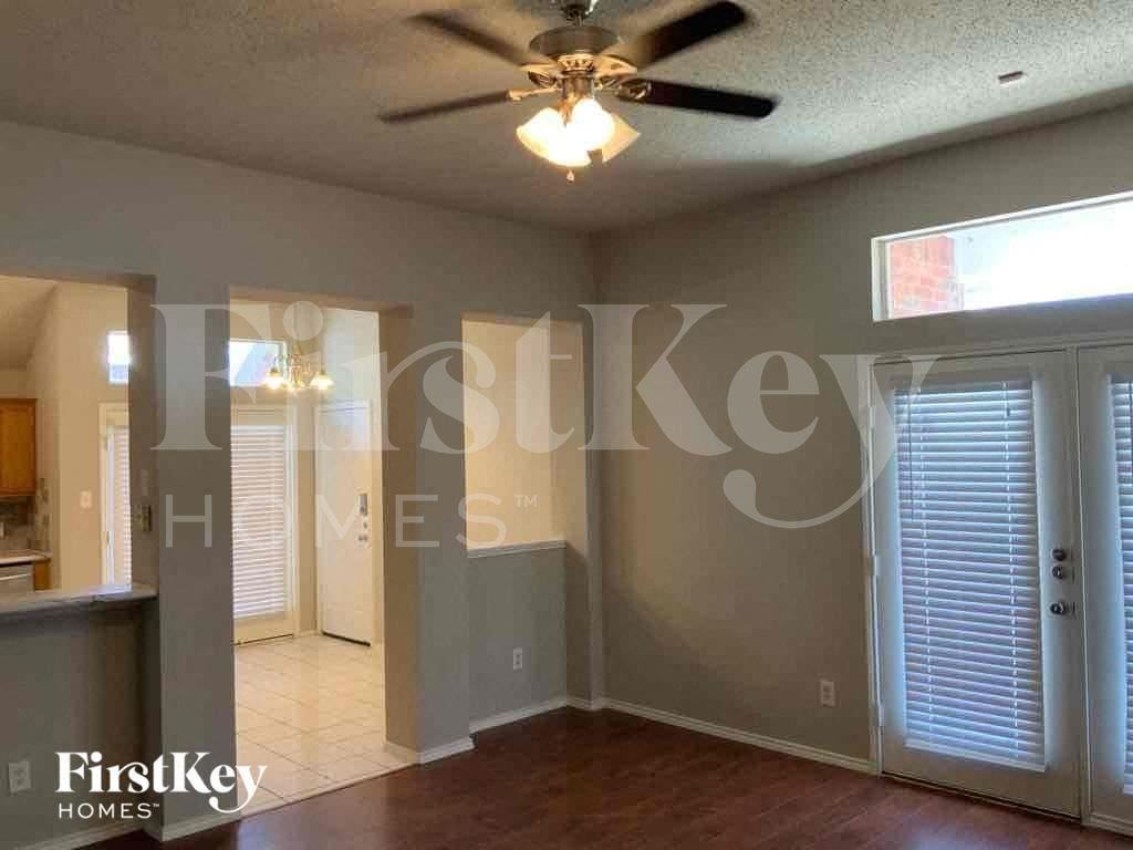 1933 Cochran Dr - Photo 6 of 19