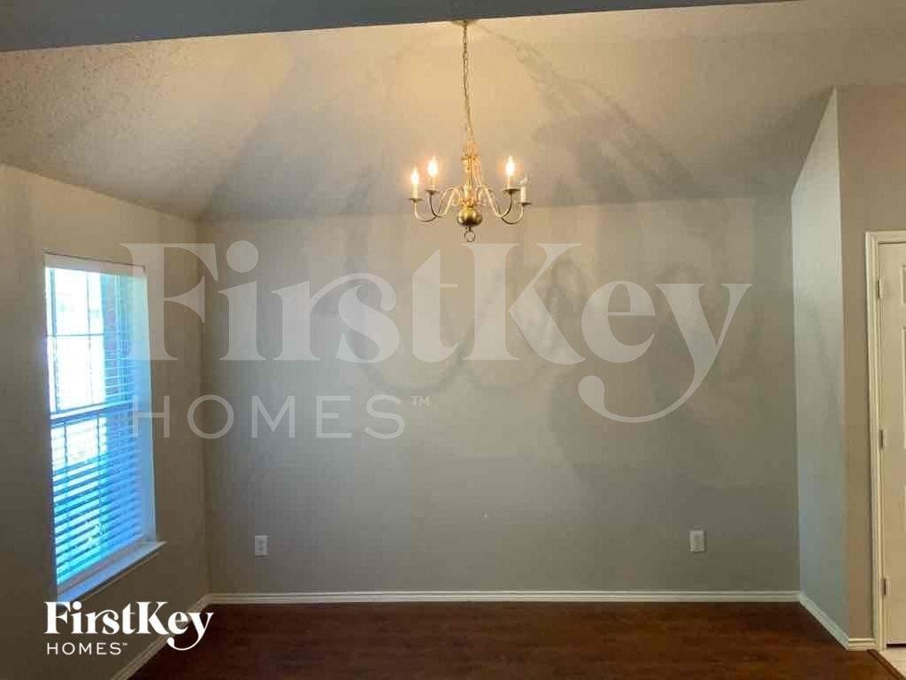1933 Cochran Dr - Photo 7 of 19