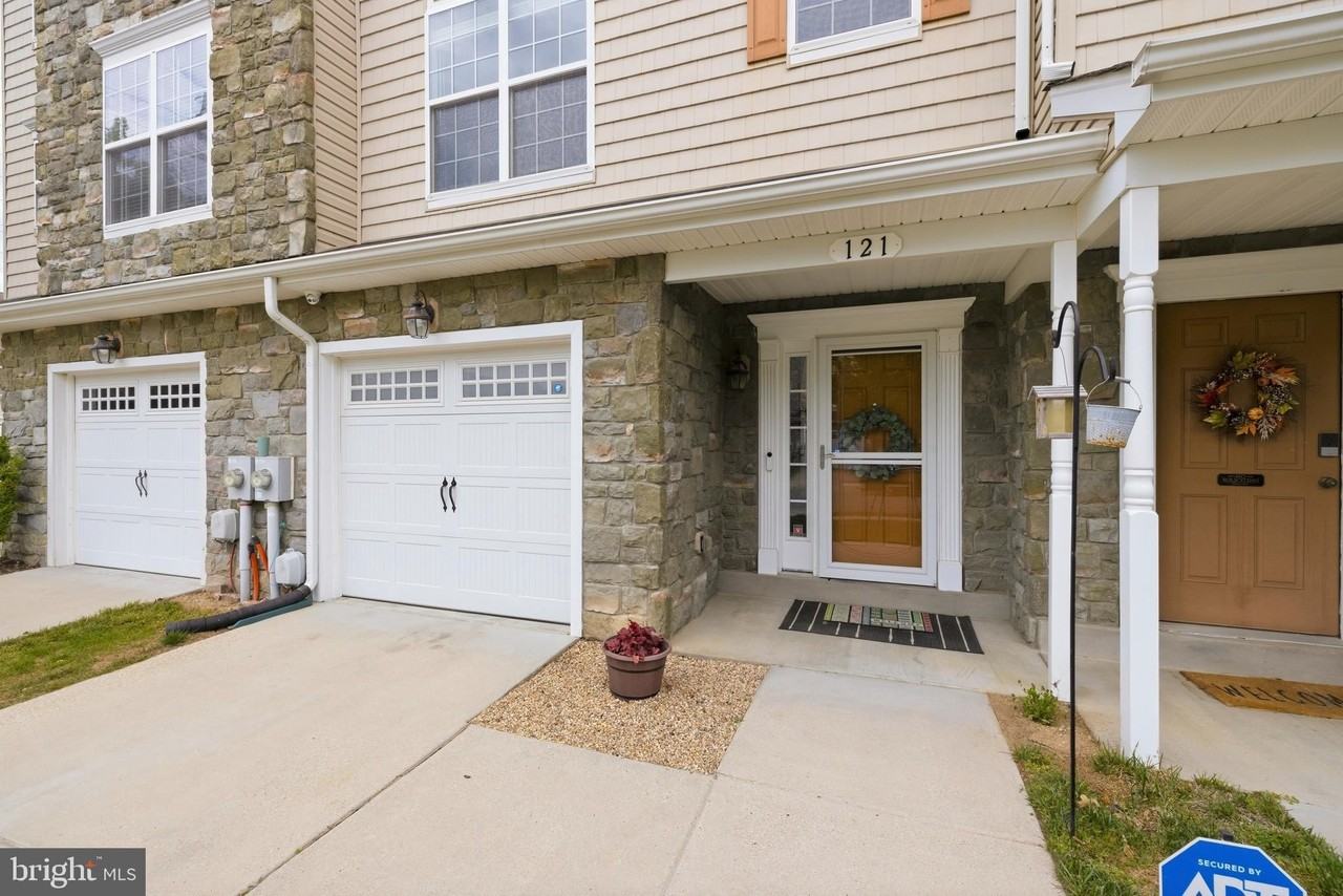 121 Polo Way - Photo 3 of 44