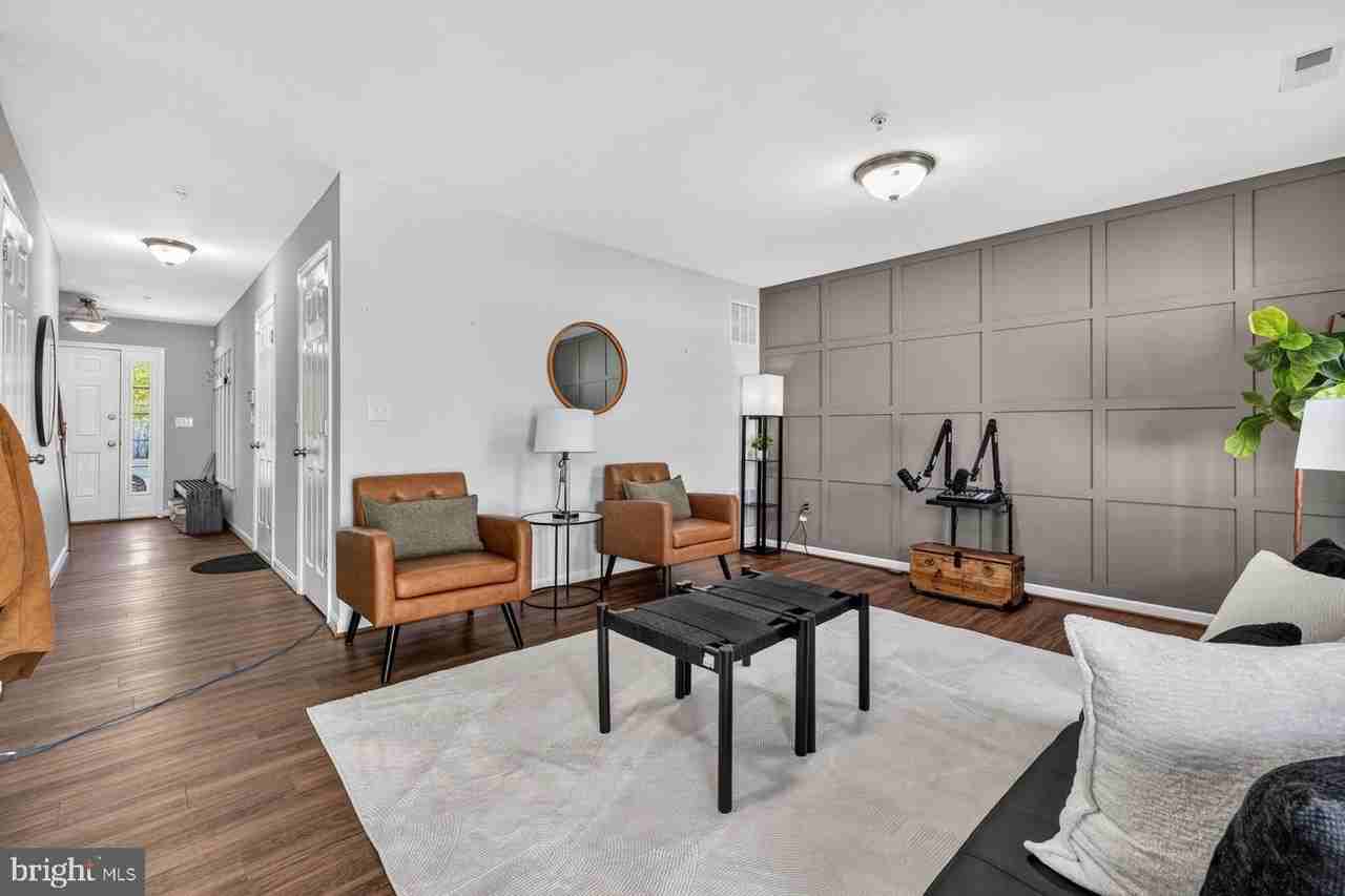 121 Polo Way - Photo 7 of 44
