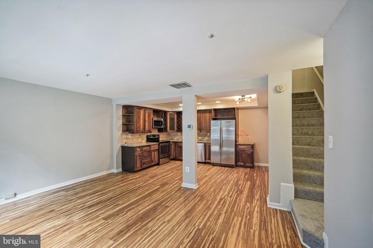 19 Harbor Tree Ct - Photo 2 of 10