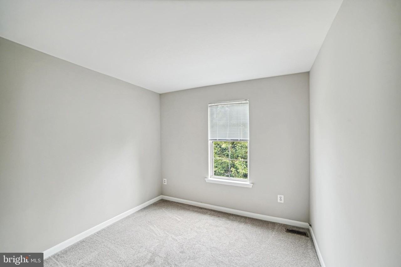19 Harbor Tree Ct - Photo 7 of 10
