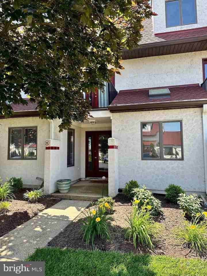 9-E Queen Victoria Way - Photo 2 of 35