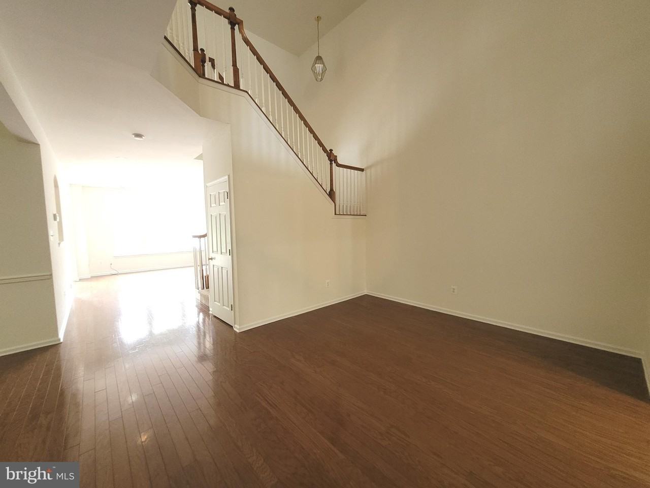 35 Tudor Ct - Photo 3 of 37