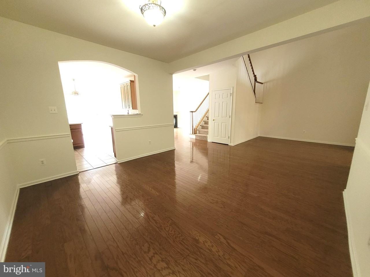 35 Tudor Ct - Photo 4 of 37