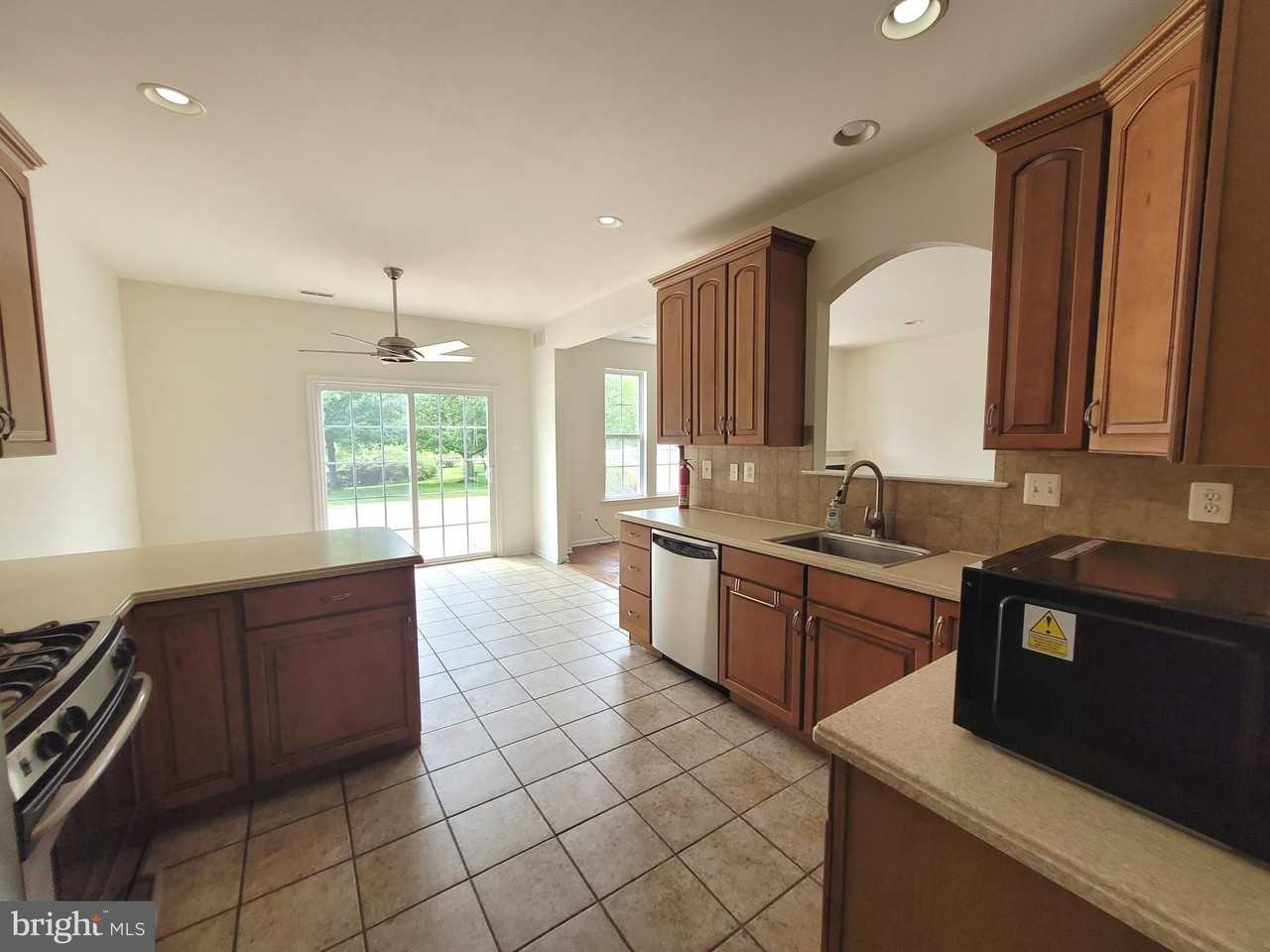 35 Tudor Ct - Photo 6 of 37