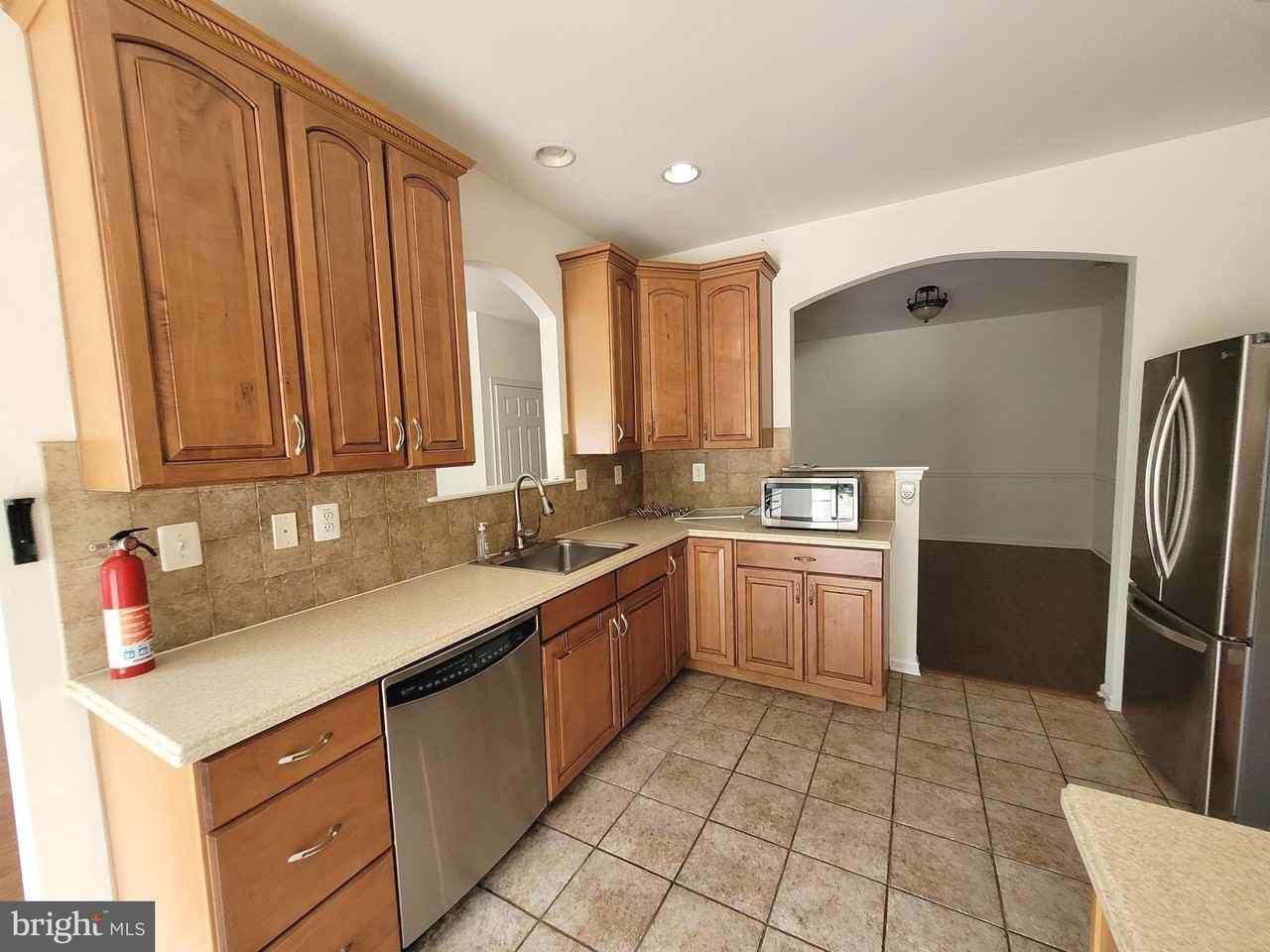 35 Tudor Ct - Photo 7 of 37