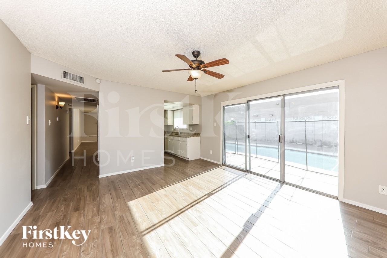 13807 N 52nd Ave - Photo 2 of 19