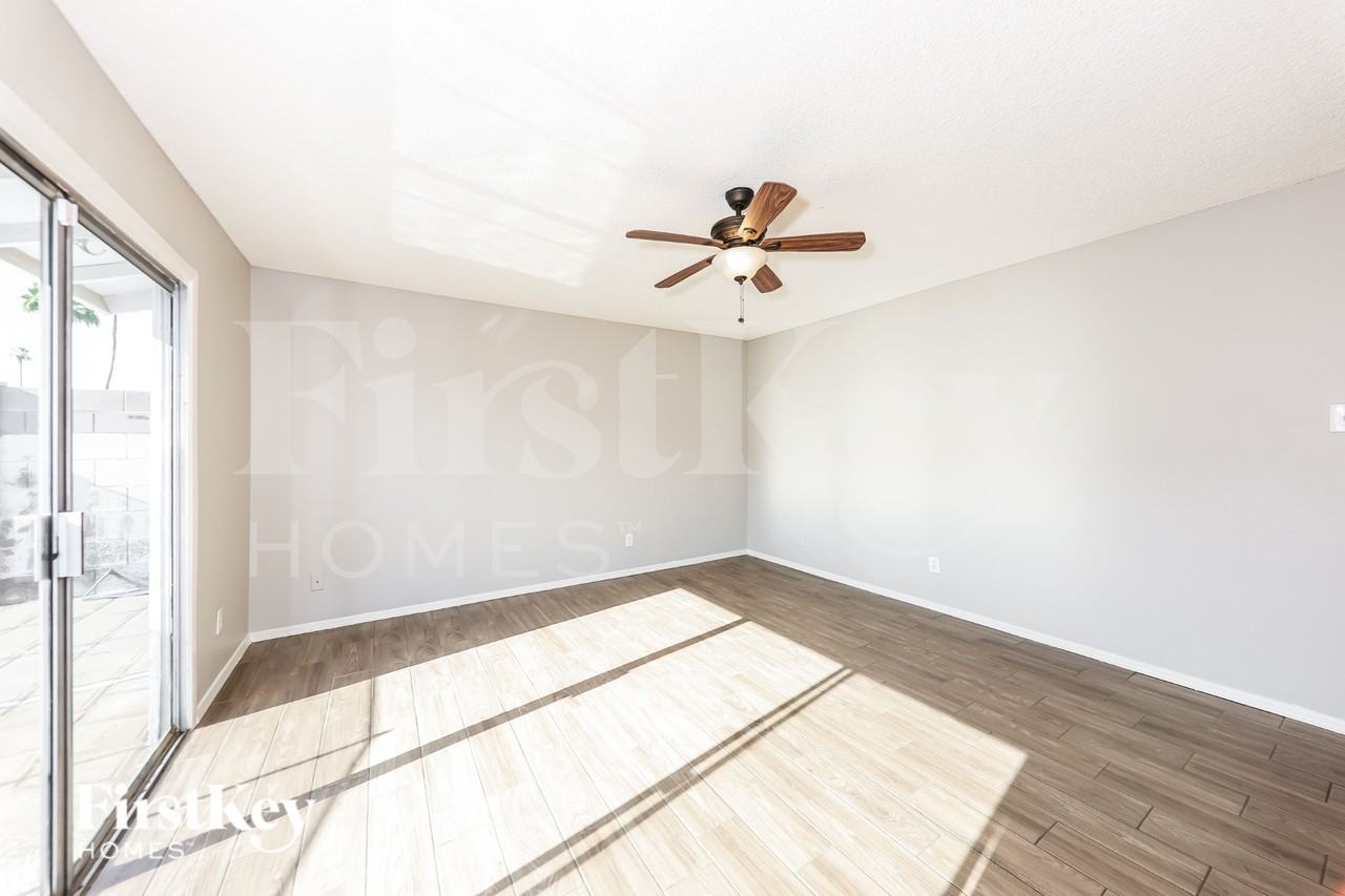 13807 N 52nd Ave - Photo 4 of 19