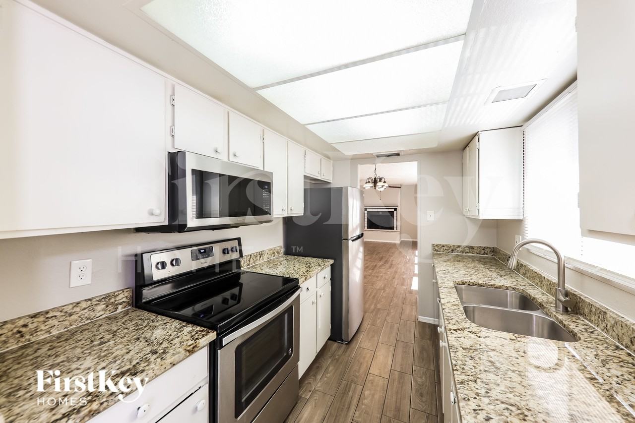 13807 N 52nd Ave - Photo 5 of 19