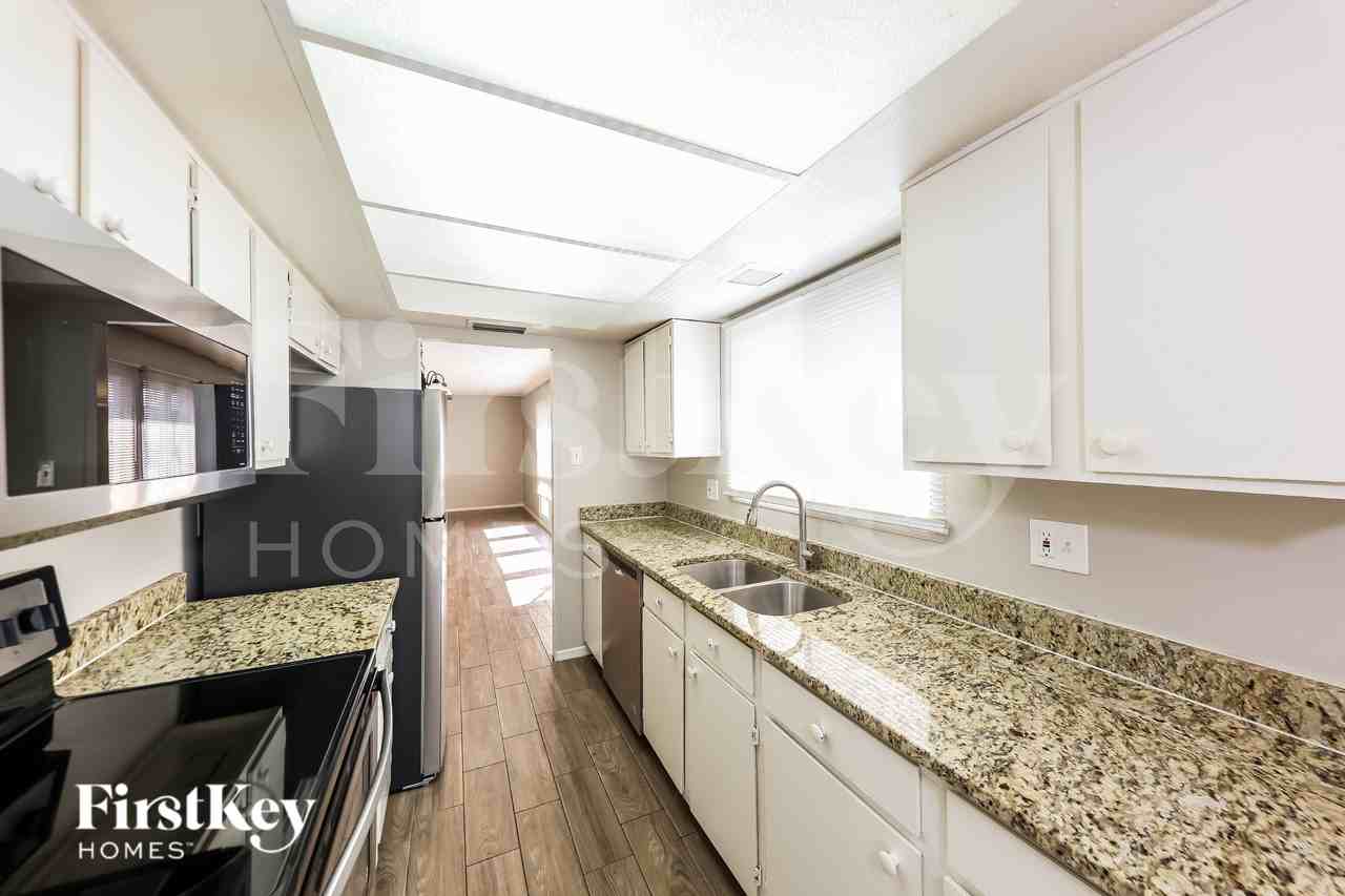 13807 N 52nd Ave - Photo 6 of 19