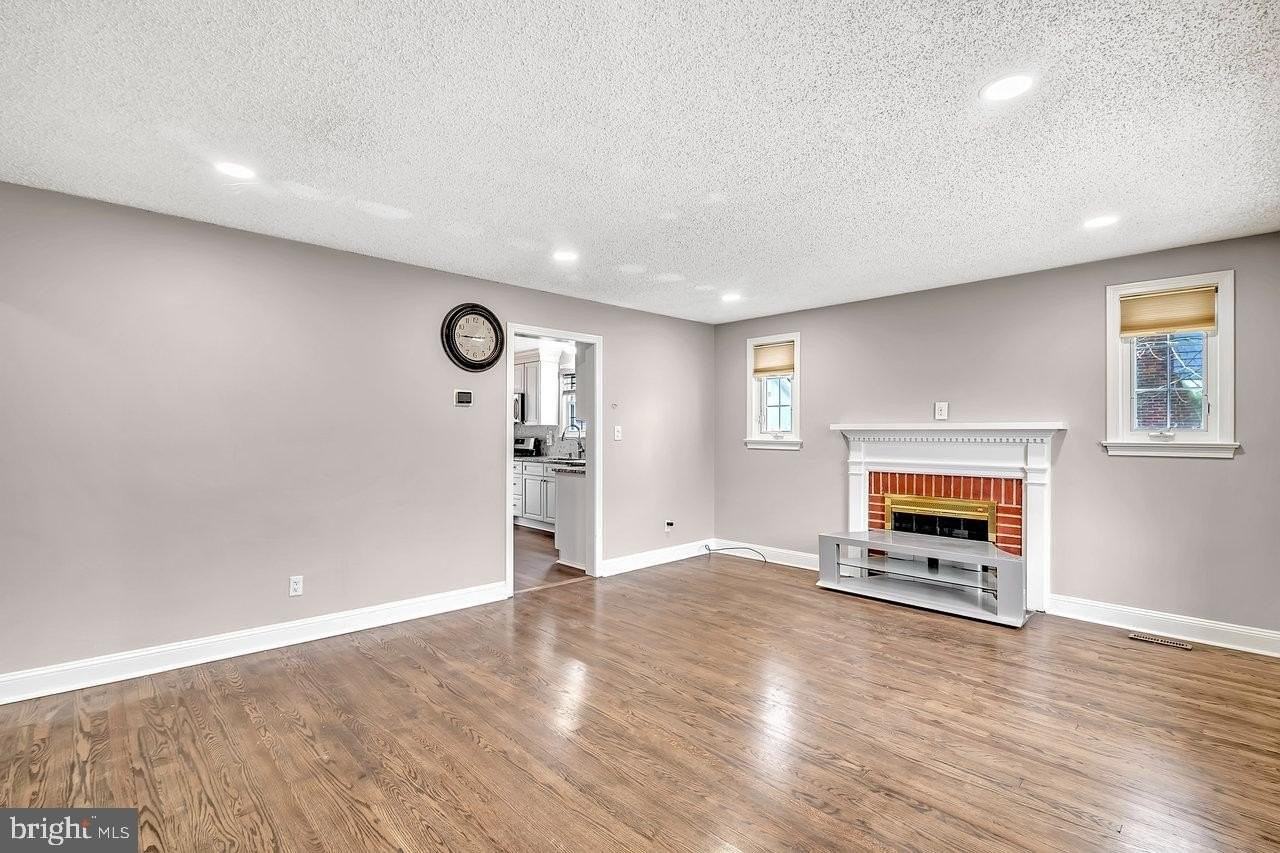 32 Cranbury Rd - Photo 4 of 22