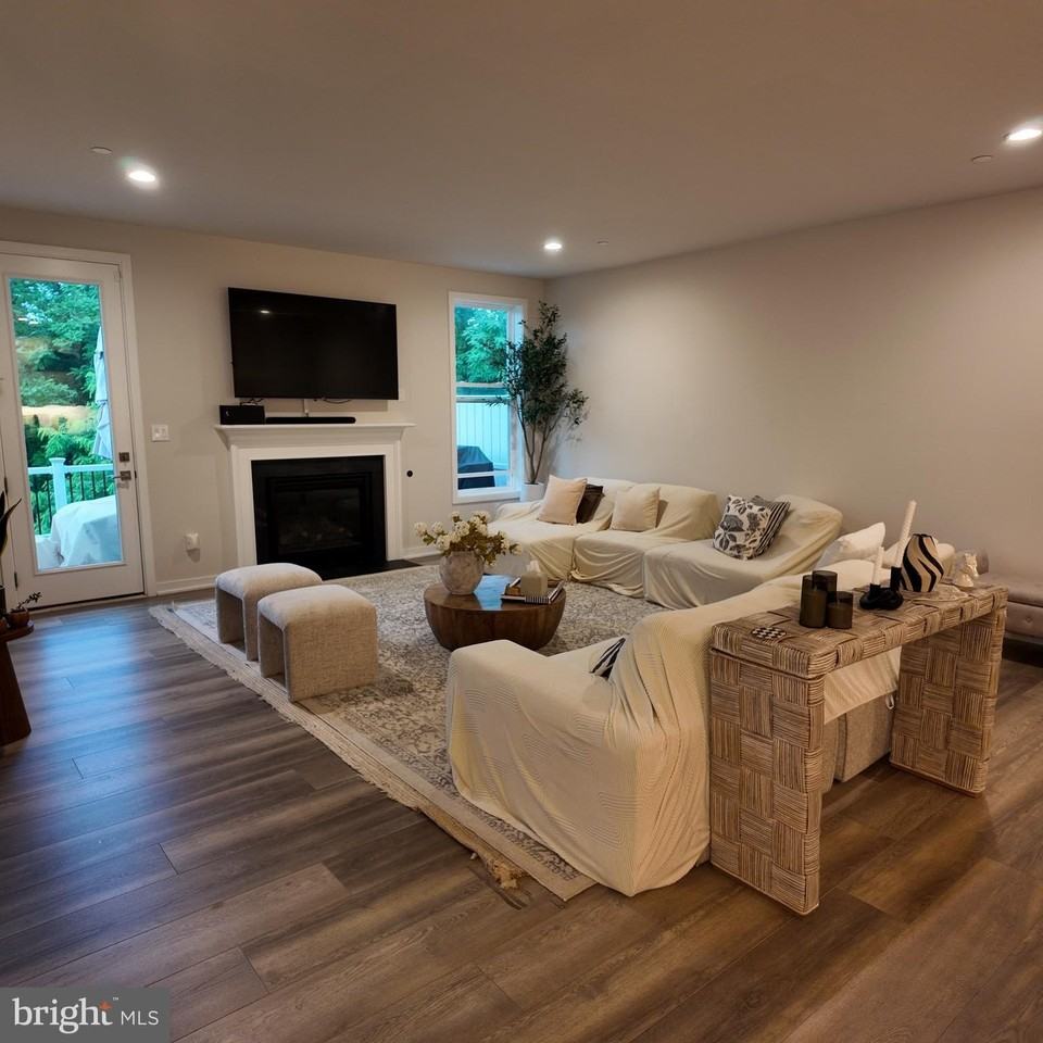 148 Kennedy Dr - Photo 3 of 33