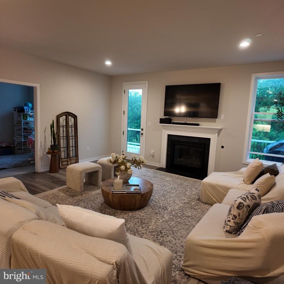 148 Kennedy Dr - Photo 4 of 33