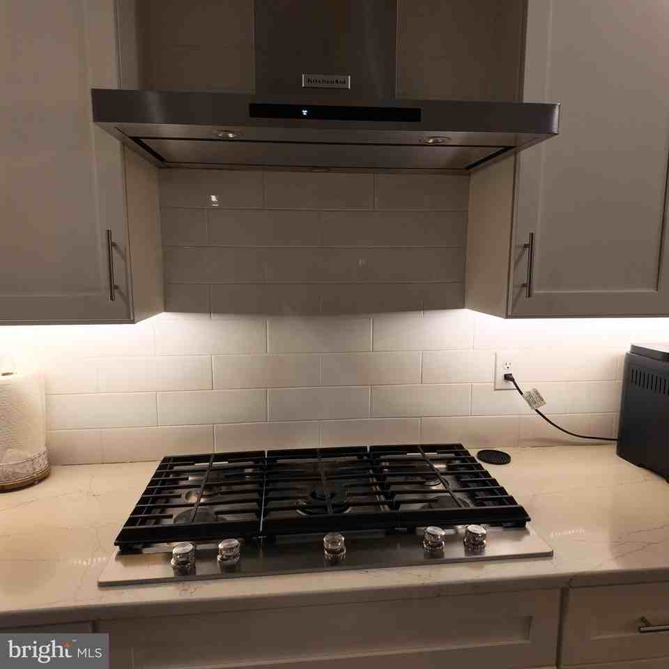148 Kennedy Dr - Photo 7 of 33