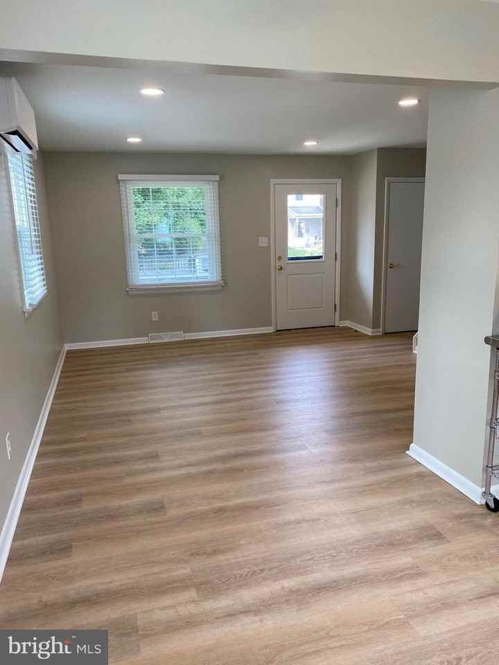236 S 6th St - Photo 4 of 9