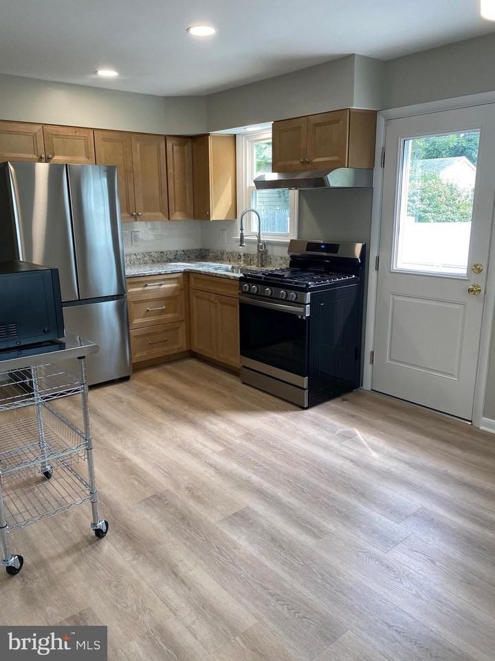 236 S 6th St - Photo 5 of 9