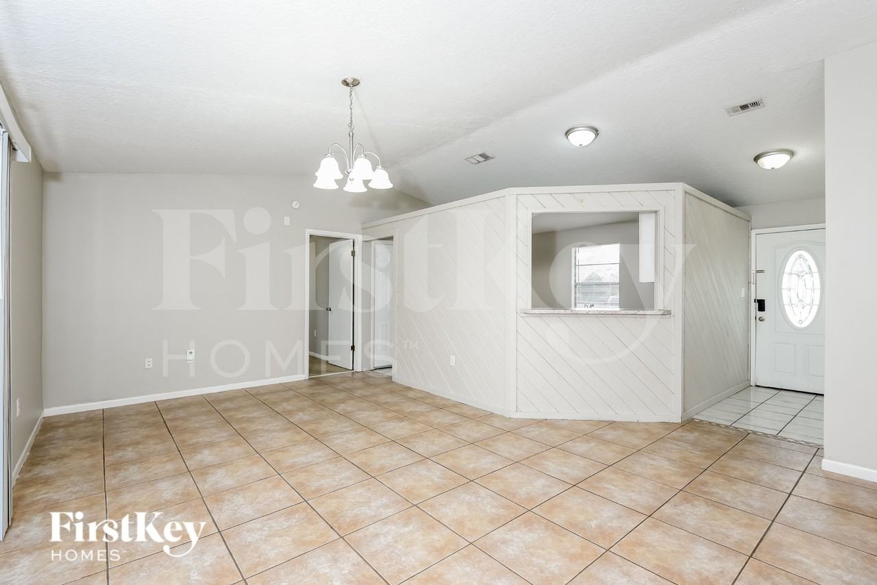 1061 Sally St Se - Photo 4 of 16