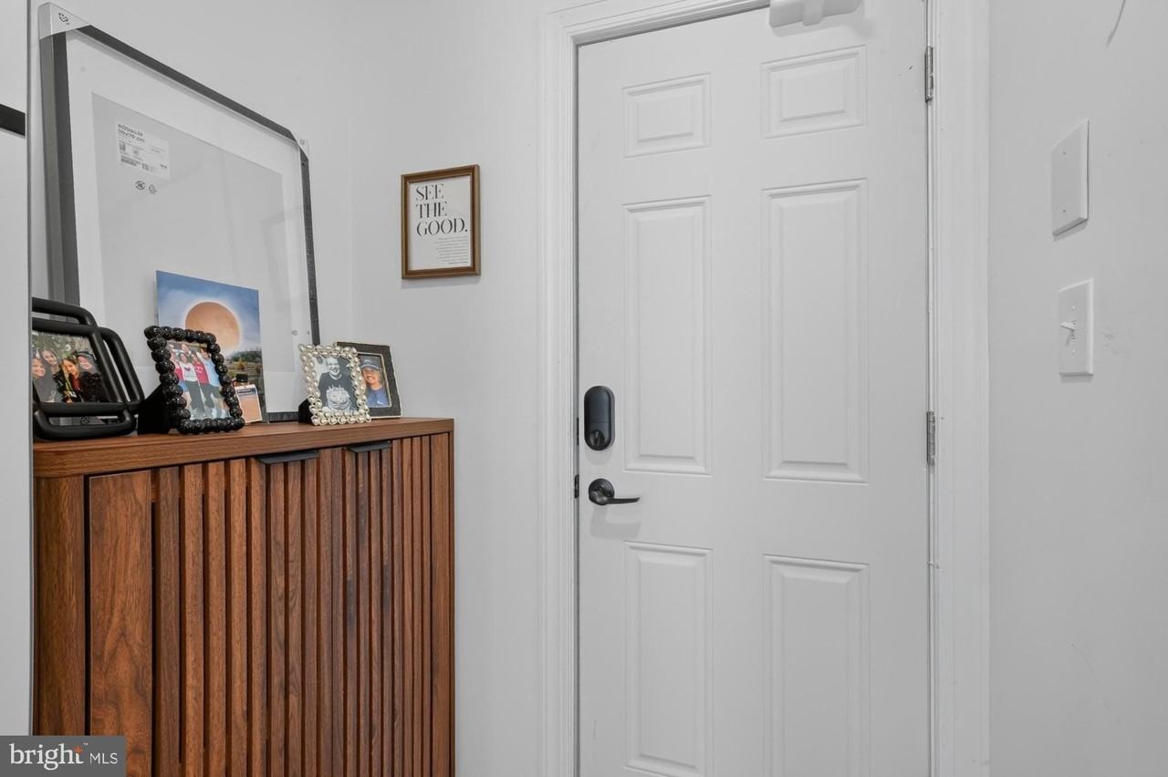 2046 E Huntingdon St #3R - Photo 2 of 13