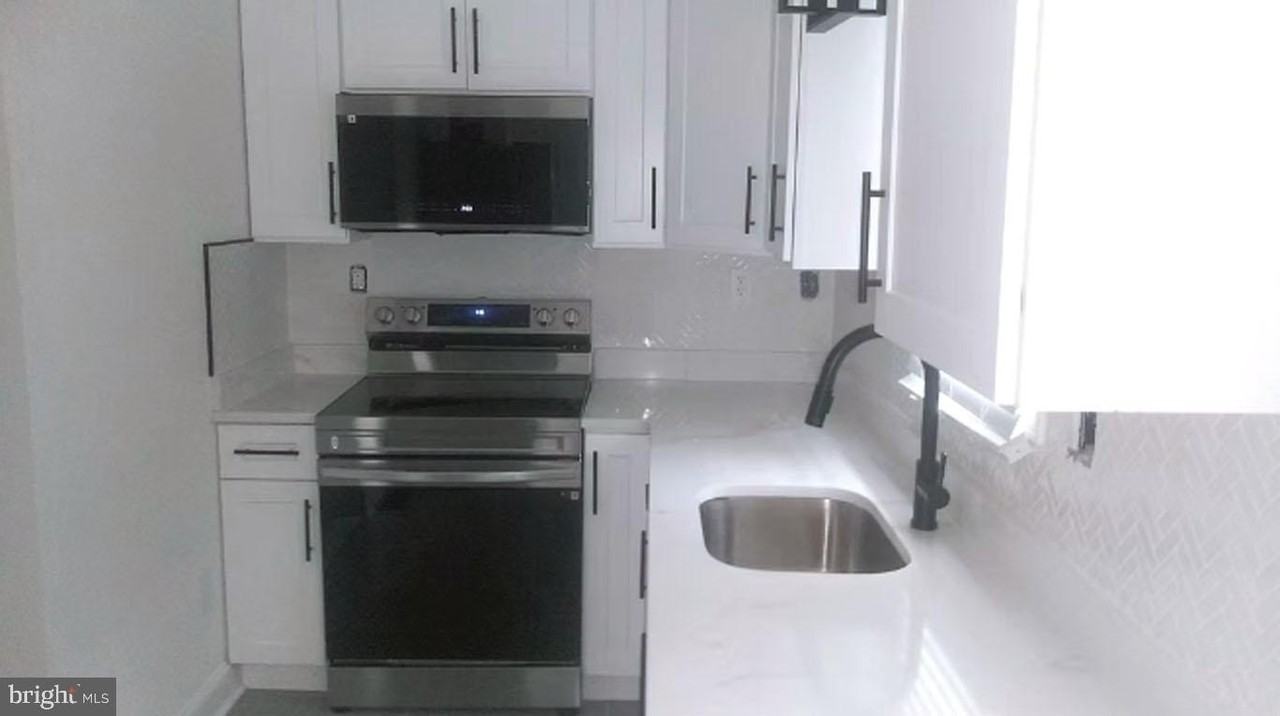 1228 N Myrtlewood St - Photo 5 of 10