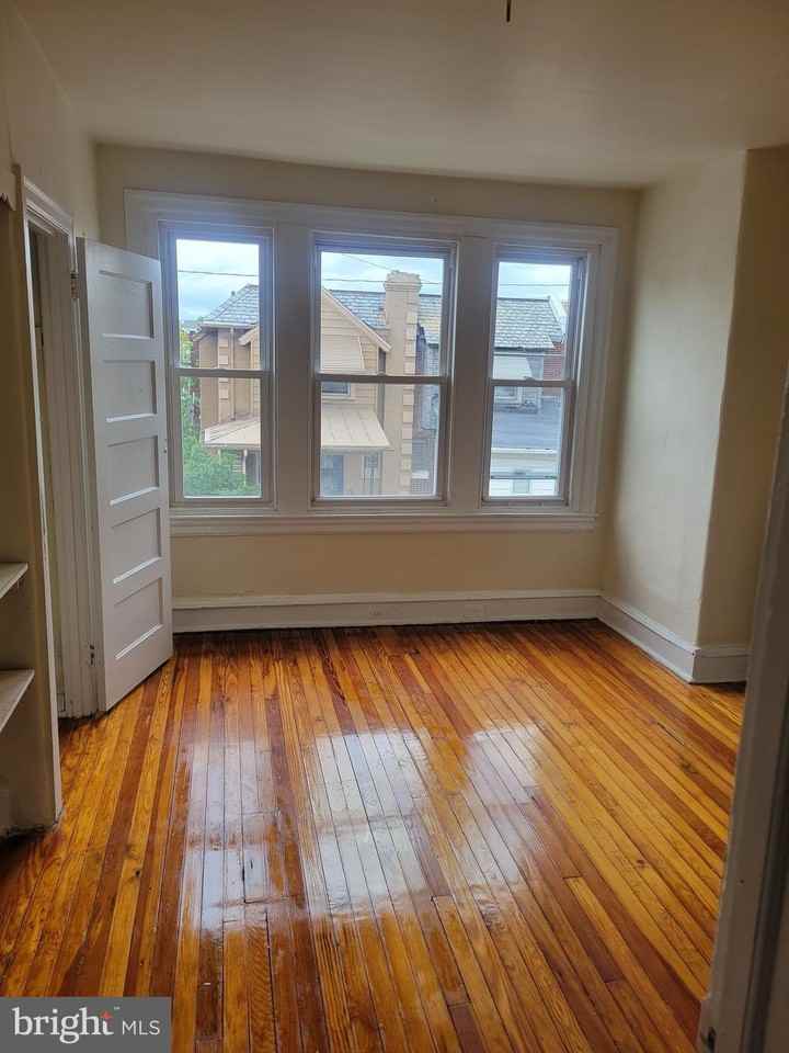 4911 N Franklin St - Photo 3 of 6