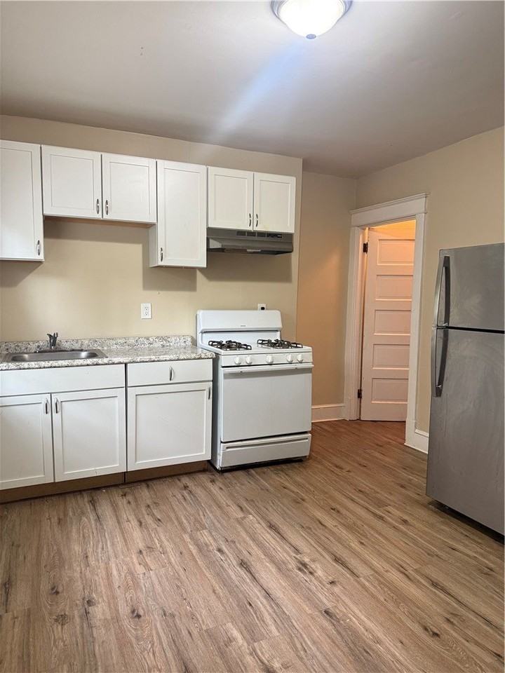6521 Dean St - Photo 6 of 17