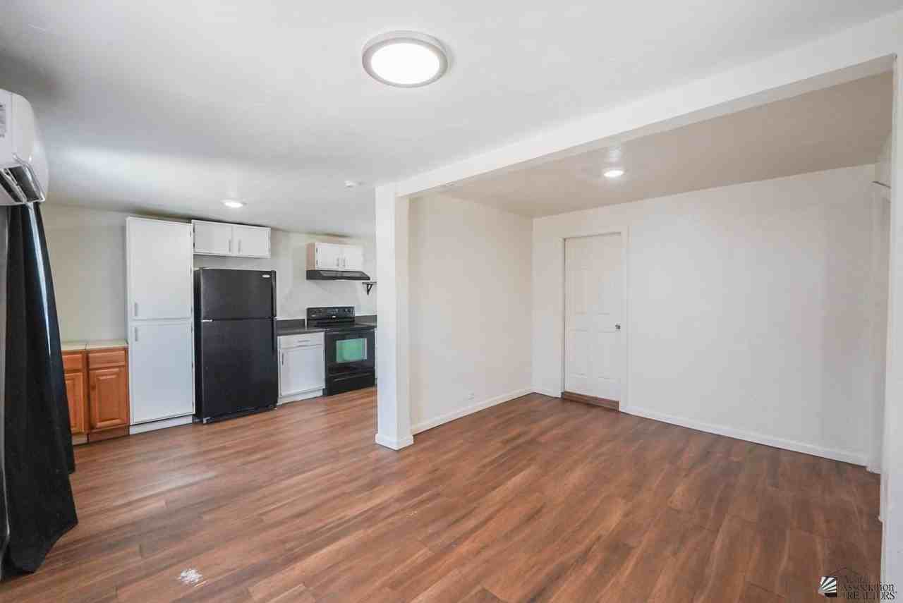 1181 W 8th Pl - Photo 2 of 9
