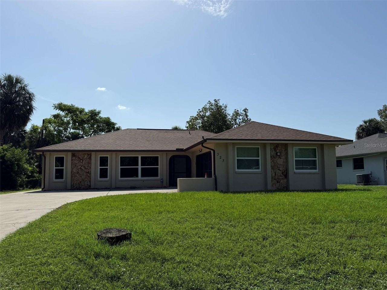 323 Aurora St - Photo 2 of 36